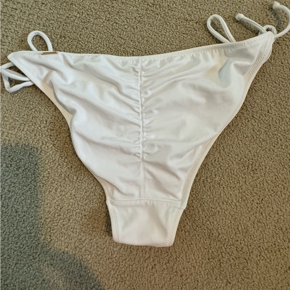 NWOT Victoria’s Secret white scrunch bikini bottom - Picture 4 of 4